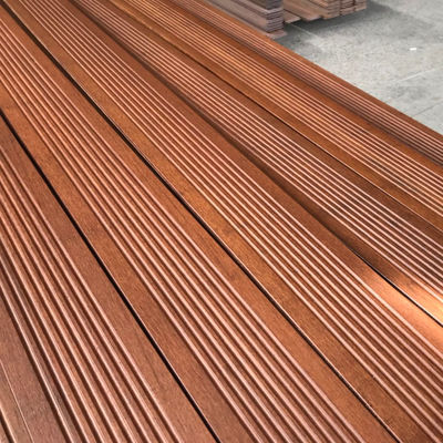 Transforme o seu espaço exterior com pisos compostos de design moderno e ecológico