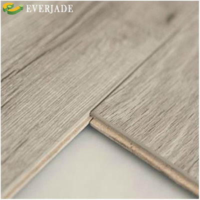 Piso de engenharia com piso de telhas laminadas impermeáveis e vantagem antiderrapante