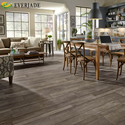 Piso de engenharia com piso de telhas laminadas impermeáveis e vantagem antiderrapante