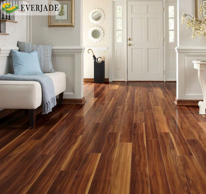 Piso de engenharia com piso de telhas laminadas impermeáveis e vantagem antiderrapante