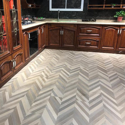 Piso de madeira de luxo SPC cor natural Fishbone Herringbone Clique Vinyl 4mm-8mm