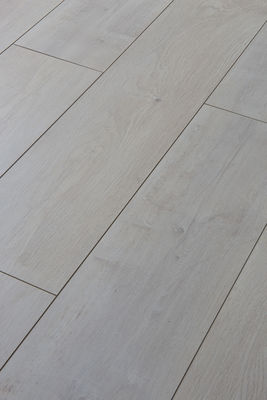 AC4 taxa de resistência ao desgaste T G piso laminado máquina de nariz de escada para pisos de engenharia