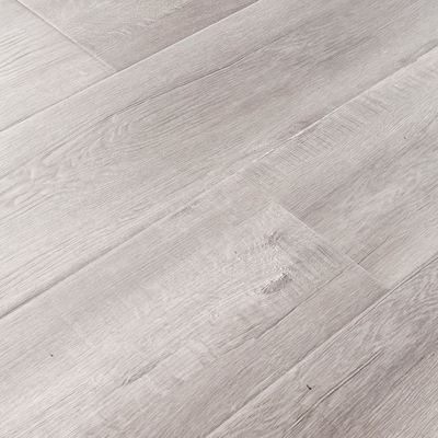 Experimente a paz e a tranquilidade com o piso laminado AC12 Função de insonorização incluída