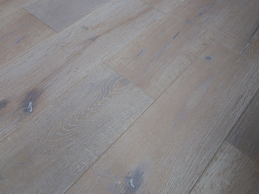 Experimente a paz e a tranquilidade com o piso laminado AC12 Função de insonorização incluída