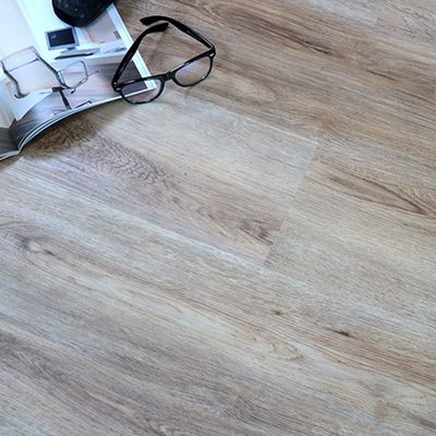 Pavimentos de plástico de vinil de escritório de madeira como auto-aderente com desenho em relevo