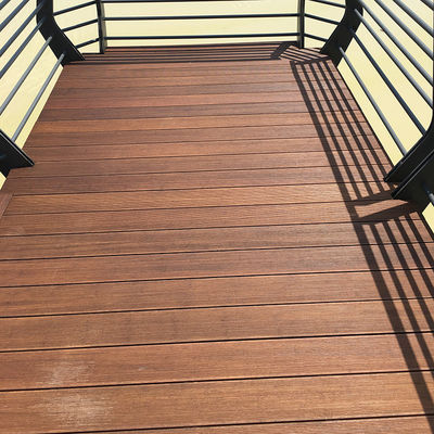 Transforme o seu espaço exterior com pisos compostos de design moderno e ecológico