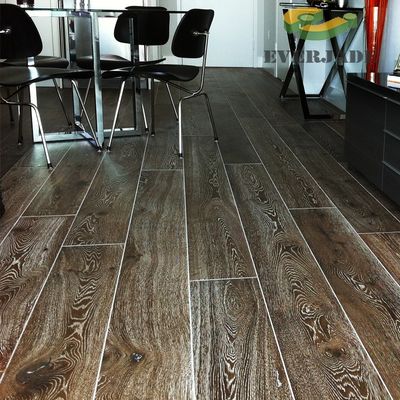 Piso de madeira de engenharia de três camadas de carvalho europeu de 20 mm com acabamento em relevo preto