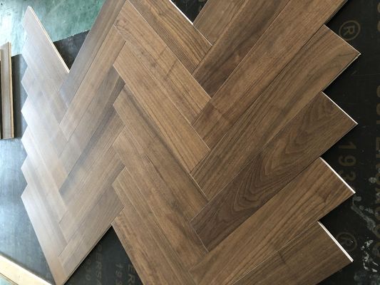 Planca de piso de madeira projetada para sala de estar com design de parquet artístico