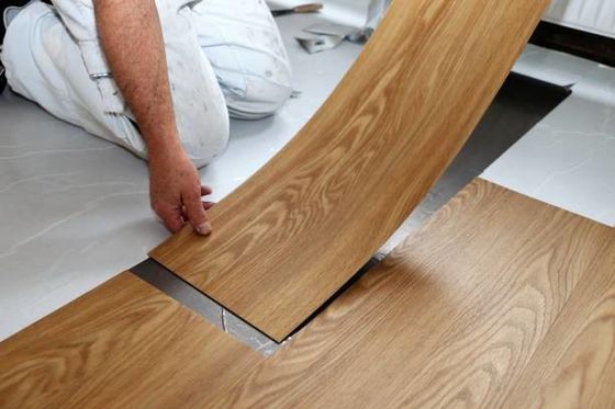CE Certificado PVC ignífugo Lvt Clique Vinyl Plank piso 5mm 8mm impermeável Laminate Tile