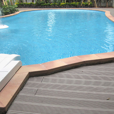 Pavimentação de madeira plástica composta de cor clara para cobertura de piso de piscina duradoura
