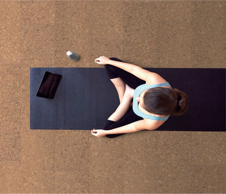 Piso de azulejos de bloqueio de clique auto-aderente personalizado para isolamento e isolamento acústico de estúdio de yoga