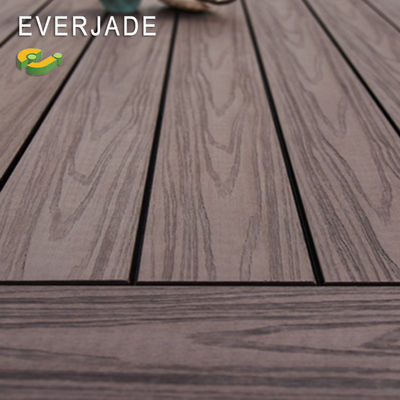 Espaço externo com Everjade Cool Temp Piso Y Muro Desenho B 1 PVC Decking