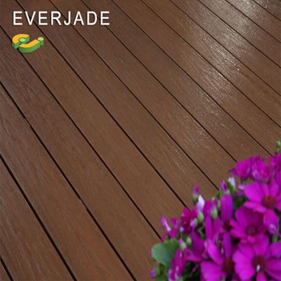 Espaço externo com Everjade Cool Temp Piso Y Muro Desenho B 1 PVC Decking