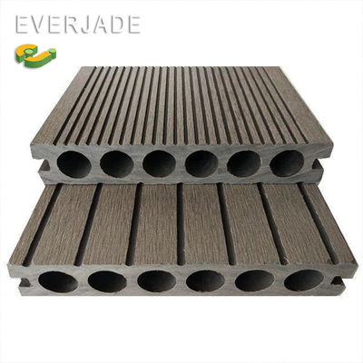 Espaço externo com Everjade Cool Temp Piso Y Muro Desenho B 1 PVC Decking