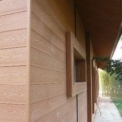 Material de decoração de parede exterior Painel WPC com textura de grãos de madeira e superfície de lixação