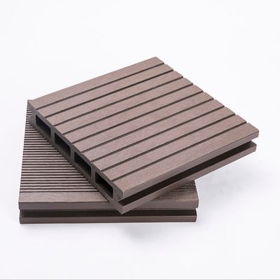 Deck externo WPC em cinza escuro com fixações patentes da Everjade
