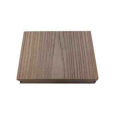 Deck externo WPC em cinza escuro com fixações patentes da Everjade
