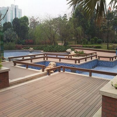 Deck externo WPC em cinza escuro com fixações patentes da Everjade