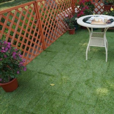 Interligação de azulejos de relva falsa para relva artificial Tamanho 300x300x22/25mm Drenagem